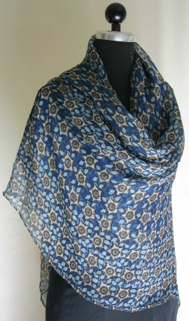 Blau/Braun/Creme -  Passend zu Jeans - Tuchgröße 144 x 144 cm - Handrolliert